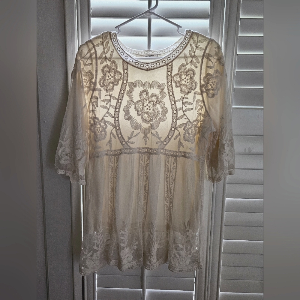 ANDTHEWHY medium white ivory embroidered floral lined lace top